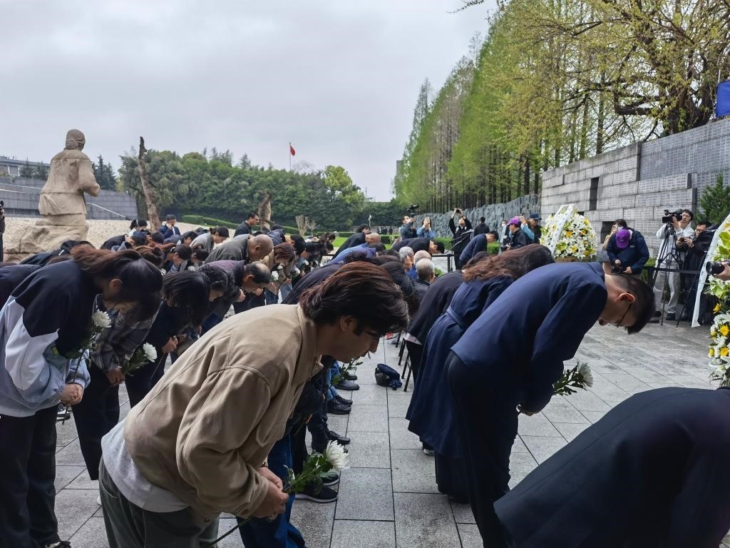 人們面向“哭墻”鞠躬。新華社記者邱冰清 攝