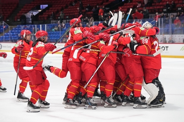 中國隊(duì)?wèi)c祝比賽勝利。圖片來源：國際冰聯(lián)