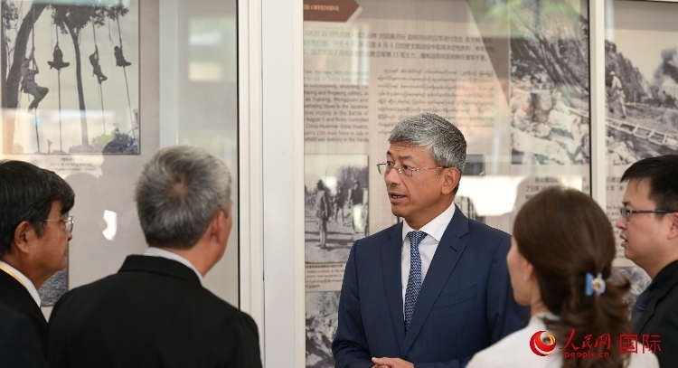 陳海大使了解中國(guó)遠(yuǎn)征軍紀(jì)念館情況。人民網(wǎng)記者 謝佳君攝