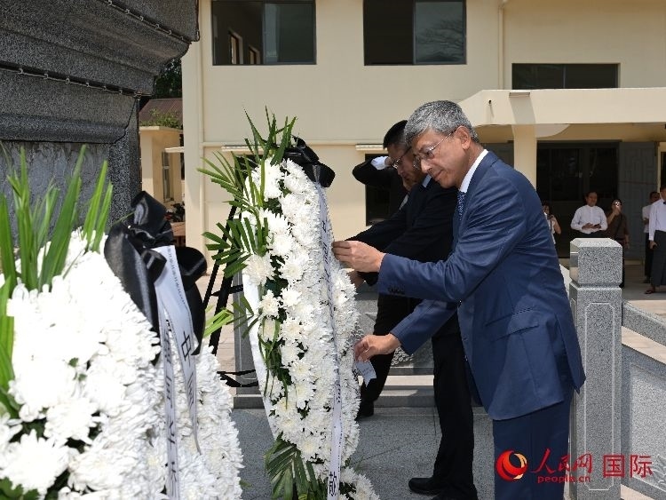 陳海大使向中國(guó)遠(yuǎn)征軍紀(jì)念碑敬獻(xiàn)花籃。人民網(wǎng)記者 謝佳君攝