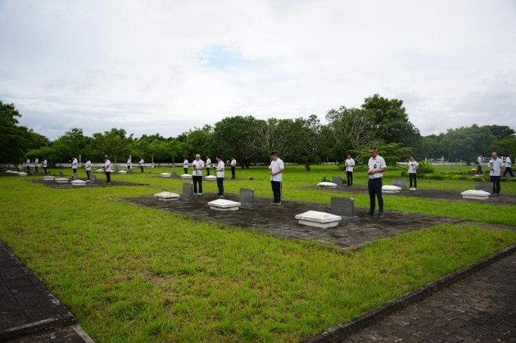 醫(yī)療隊(duì)隊(duì)員向烈士們獻(xiàn)花。中國(guó)援桑醫(yī)療隊(duì)供圖