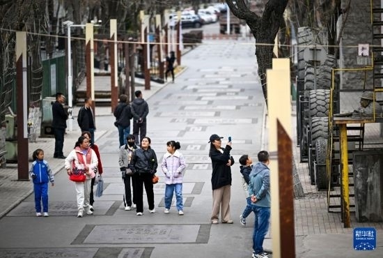 4月5日，游客在寧夏石嘴山市大武口洗煤廠工業(yè)遺址公園游覽。新華社記者 馮開華 攝