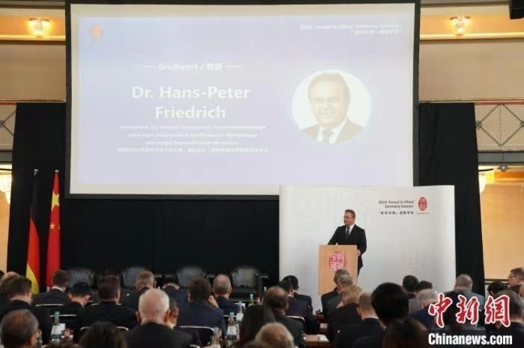 當(dāng)?shù)貢r間4月5日，由中國商務(wù)部主辦的“投資中國”德國專場推介活動在斯圖加特市舉行。中新社記者 馬秀秀 攝