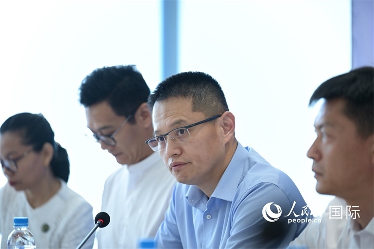 緬甸中國企業(yè)商會(huì)會(huì)長(zhǎng)、工商銀行仰光分行行長(zhǎng)劉銘介紹有關(guān)情況-人民網(wǎng)記者謝佳君攝