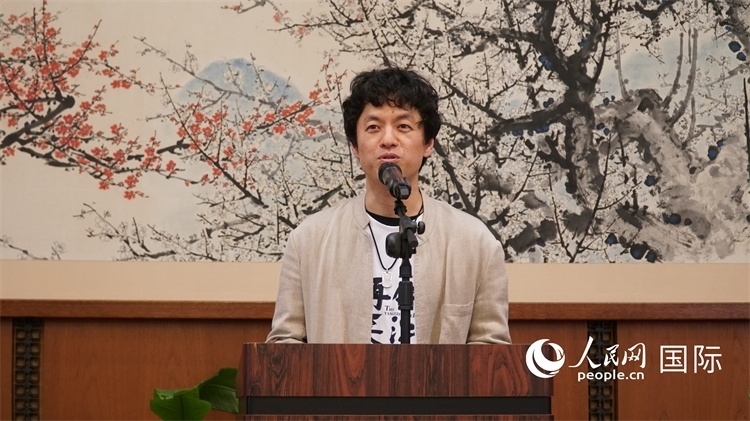 影片導(dǎo)演竹內(nèi)亮致辭。人民網(wǎng) 蔣曉辰攝