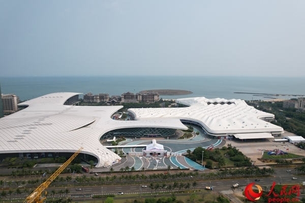 航拍第四屆消博會主會場。人民網(wǎng)記者 孟凡盛攝