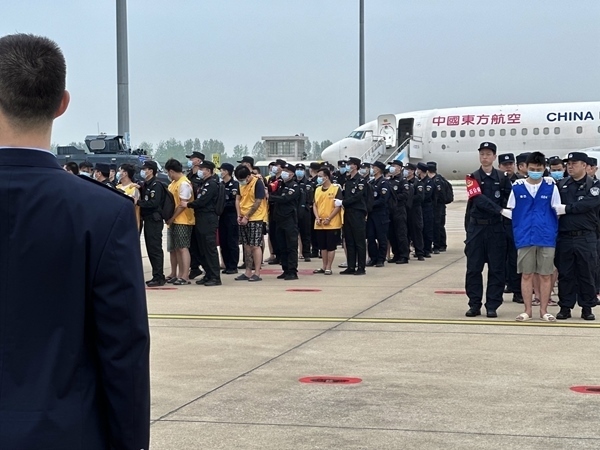 中國籍涉賭詐違法犯罪嫌疑人從柬埔寨被押解回國。人民網(wǎng)記者 郝萍攝