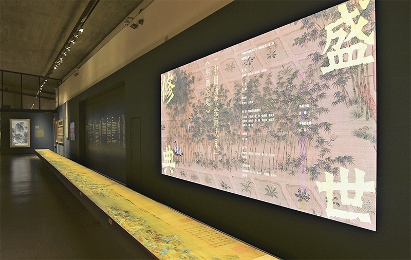“中國歷代繪畫大系”，是習(xí)近平總書記親自批準(zhǔn)、高度重視的一項(xiàng)規(guī)模浩大、縱貫歷史、橫跨中外的國家級重大文化工程。圖為中國國家版本館杭州分館展示的“盛世修典——‘中國歷代繪畫大系’”收錄的數(shù)字化古畫（2023年5月31日攝）。 新華社記者 翁忻旸/攝