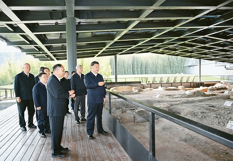 2023年10月10日至13日，中共中央總書記、國家主席、中央軍委主席習近平在江西考察。這是11日上午，習近平在景德鎮(zhèn)市陶陽里歷史文化街區(qū)南麓遺址考察。 新華社記者 謝環(huán)馳/攝