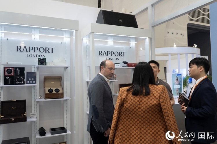 客商在第四屆中國國際消費品博覽會英國國家館內(nèi)交談。人民網(wǎng) 常沙攝