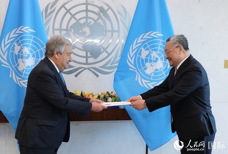 4月16日，中國新任常駐聯(lián)合國代表、特命全權(quán)大使傅聰在紐約聯(lián)合國總部向聯(lián)合國秘書長古特雷斯遞交了全權(quán)證書。 人民網(wǎng)記者 李志偉攝