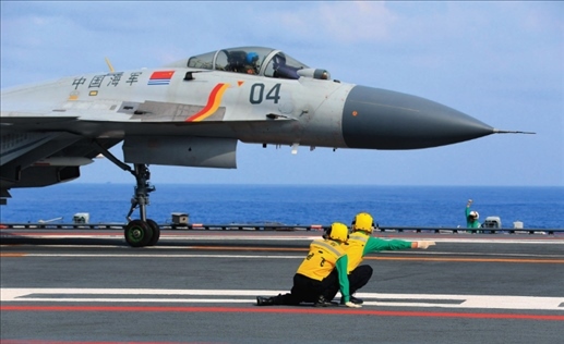 遼寧艦起飛助理作出放飛手勢(shì)，殲-15艦載戰(zhàn)斗機(jī)起飛（2020年4月攝）。張凱攝