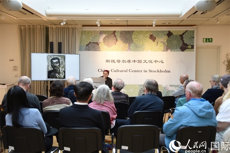 托斯頓·朱雷爾介紹其收藏的中國版畫作品。人民網(wǎng)記者殷淼攝