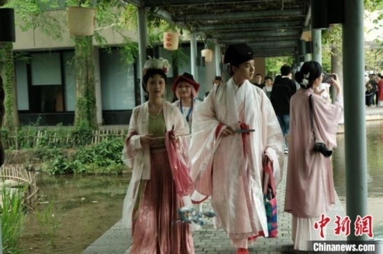 年輕人盛裝過“漢服節(jié)”。毛瑜 攝
