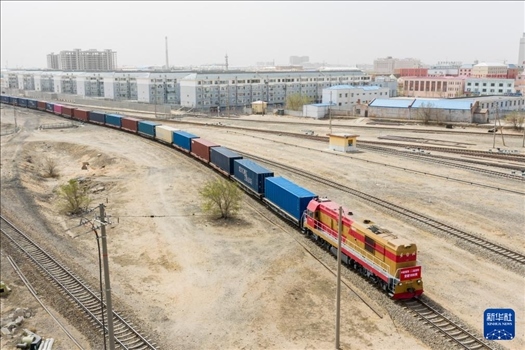 4月21日，中歐班列緩緩駛出二連浩特鐵路口岸（無(wú)人機(jī)照片）。 新華社發(fā)（張海峰攝）