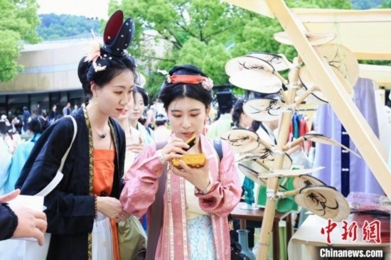 漢服愛好者逛集市。中國絲綢博物館 供圖