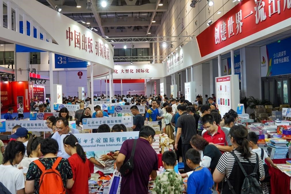 2023年7月31日，在第31屆全國圖書交易博覽會上，讀者在閱覽選購新書。新華社記者 朱崢 攝