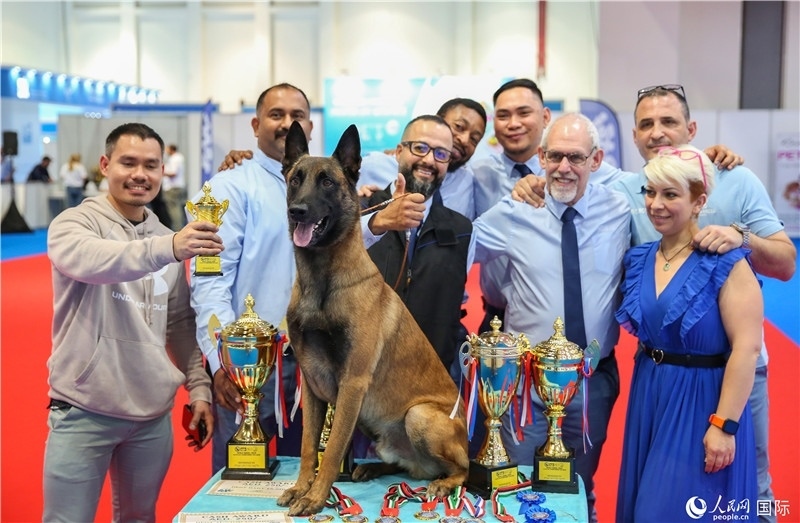 圖為參會嘉賓與獲獎(jiǎng)寵物合影，塔里克·易卜拉欣攝