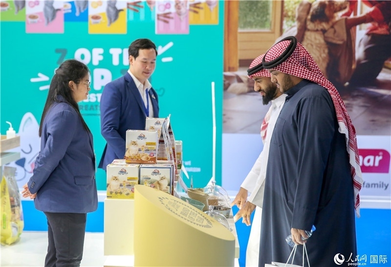 圖為當(dāng)?shù)乜蜕淘谥袊髽I(yè)展位前參觀，塔里克·易卜拉欣攝 (2)