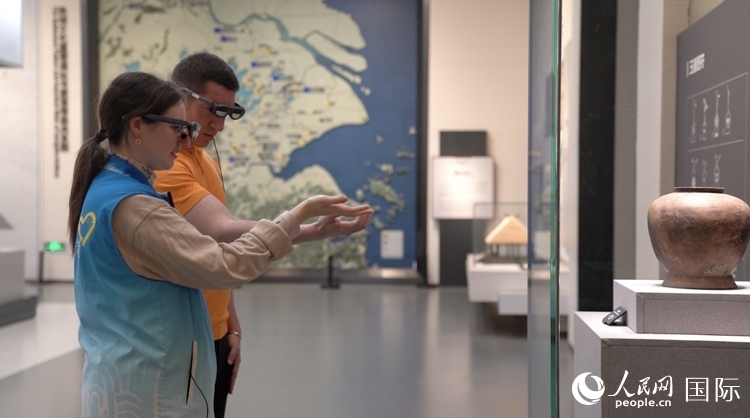 人民網(wǎng)外籍專家在良渚博物院體驗(yàn)AR眼鏡。人民網(wǎng)記者 袁蒙攝
