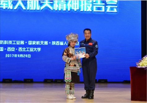 韋知月（化名）在西北工業(yè)大學與英雄航天員張曉光合影。受訪者供圖