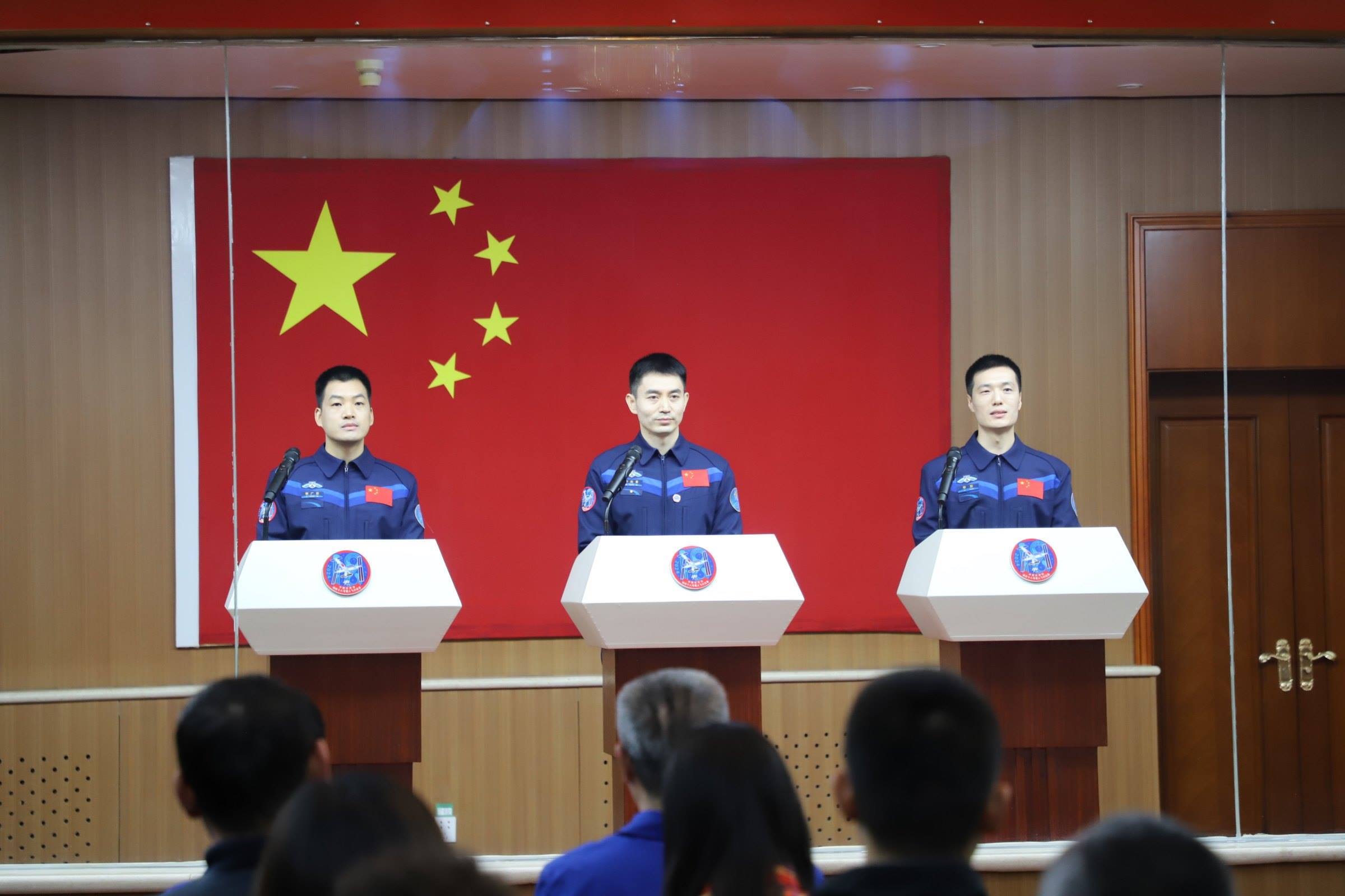 神舟十八號航天員與中外媒體記者集體見面。人民網(wǎng)記者 黃帆攝