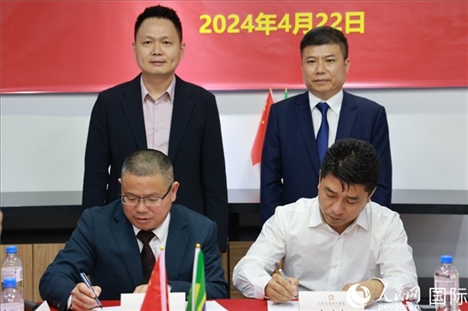 巴西中國浙江商會會長鄭俠茂（右前）與蘭溪市招商服務中心黨組副書記胡鑫亮（左前）簽署合作備忘錄。人民網(wǎng)記者 陳海琪攝