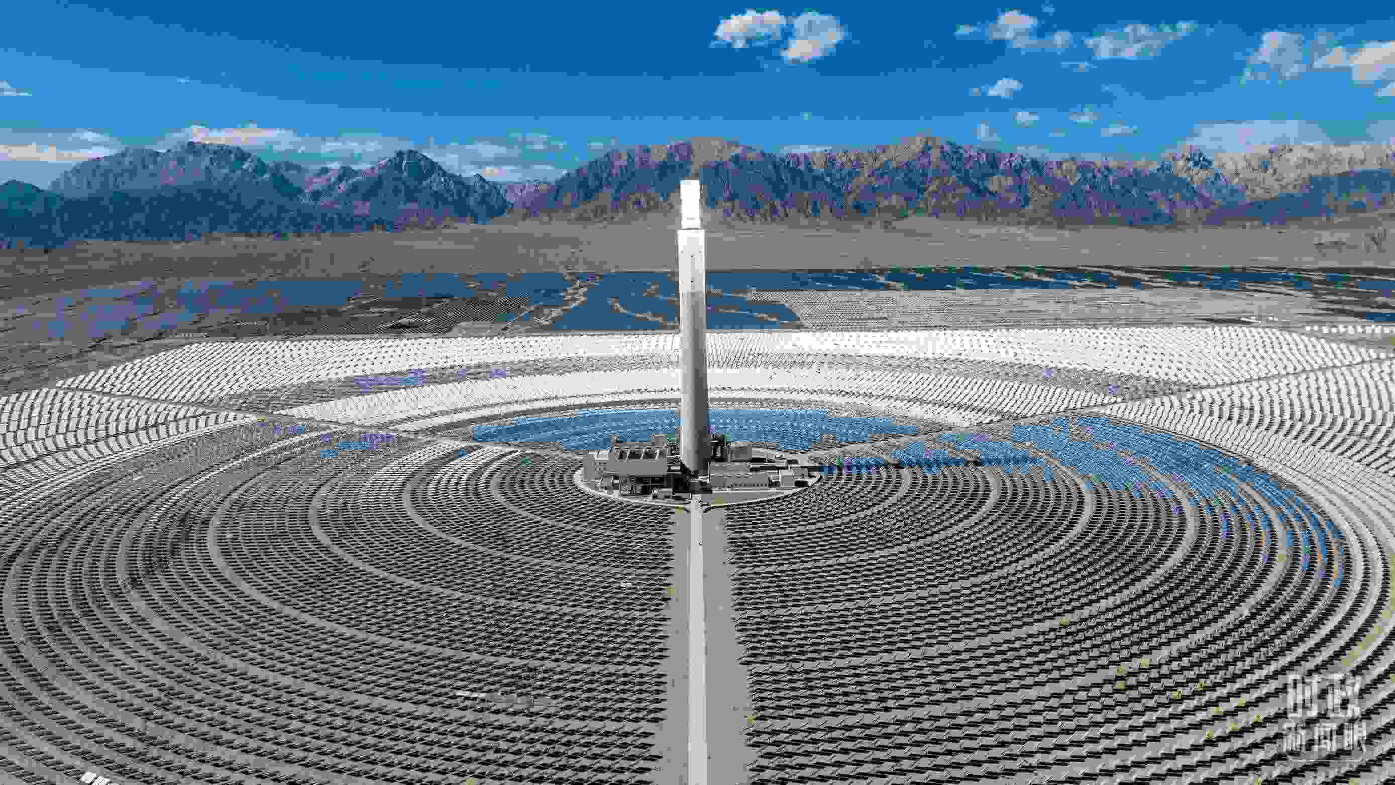△青海海西德令哈塔式熔鹽儲能光熱發(fā)電廠。（圖/視覺中國）