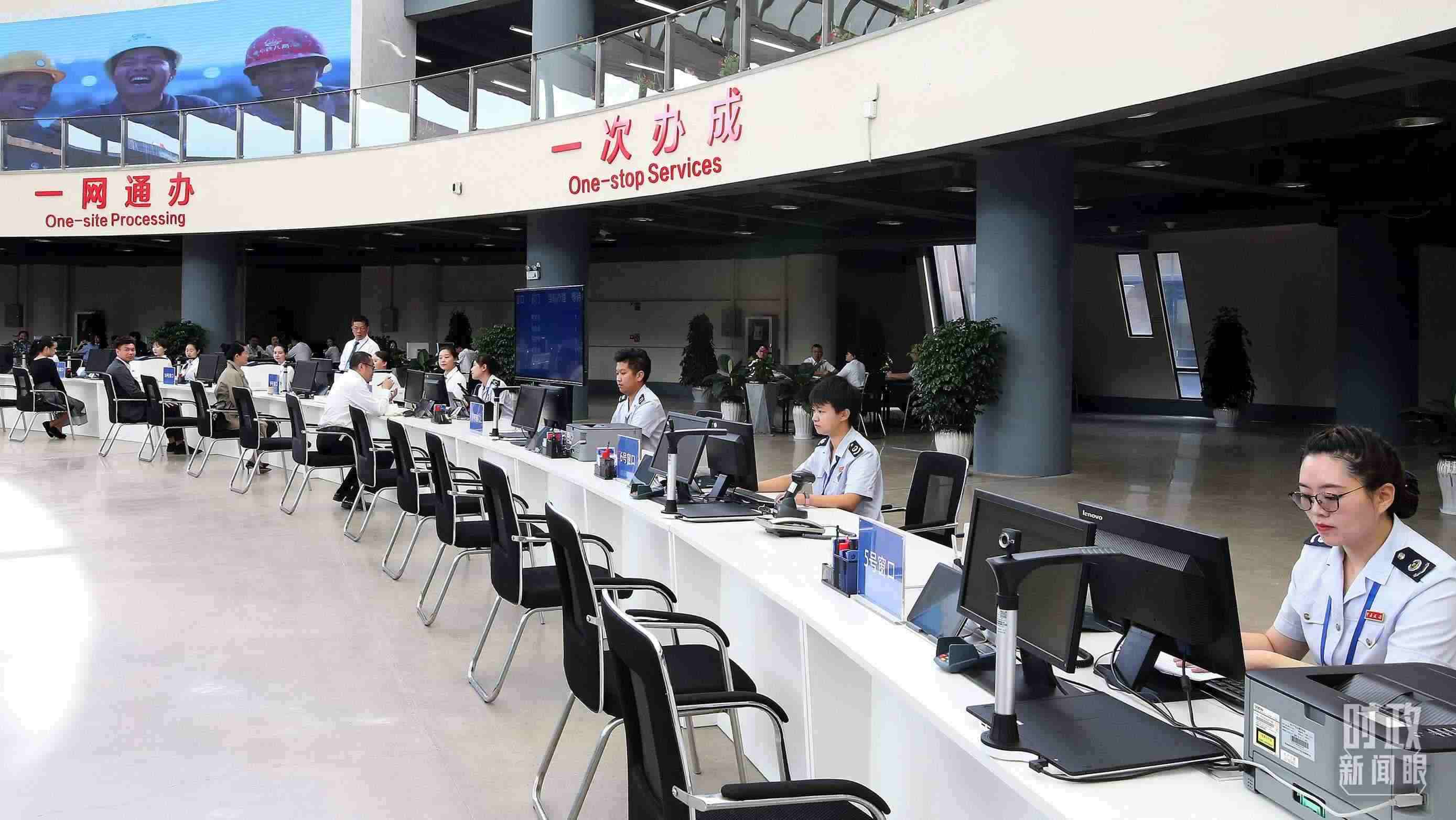 △中國（云南）自由貿(mào)易試驗區(qū)昆明片區(qū)綜合服務中心。（圖/視覺中國）