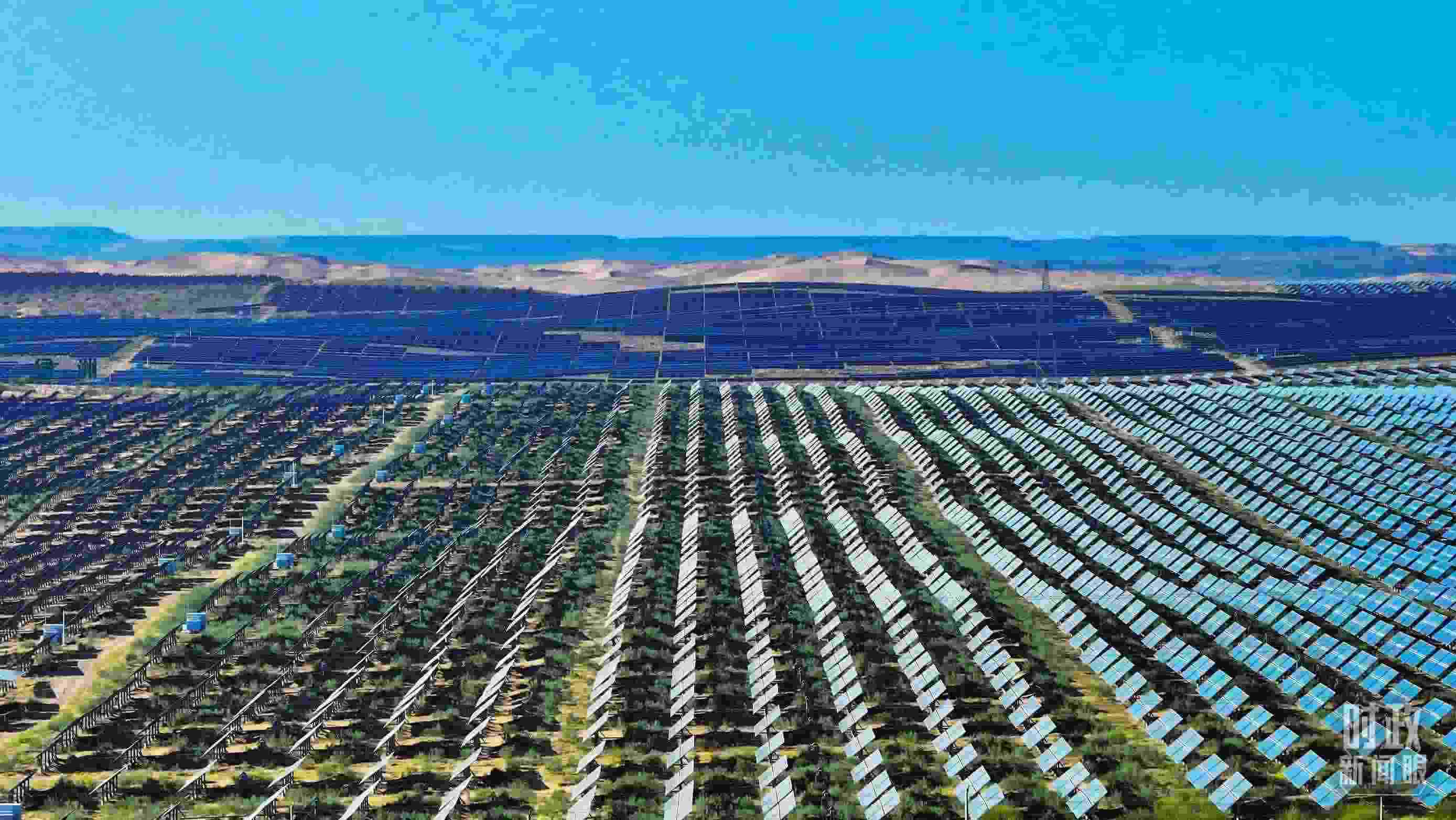 △內(nèi)蒙古鄂爾多斯，庫布其沙漠新能源基地。（圖/視覺中國）