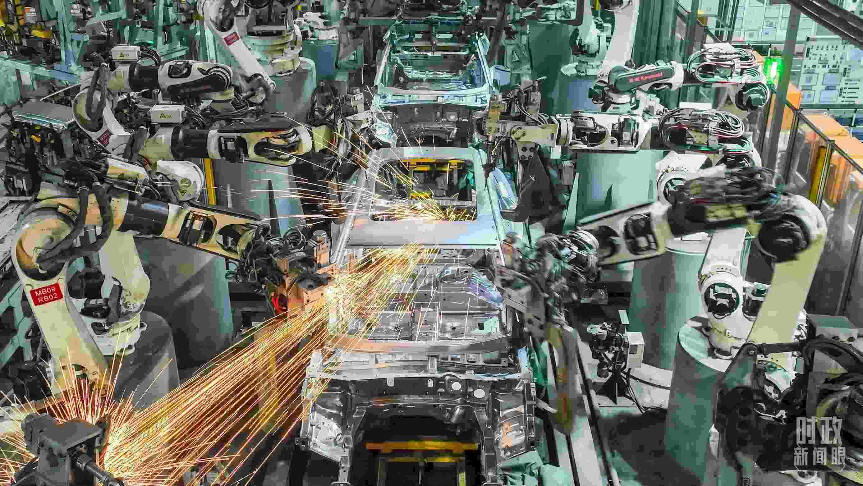  △2024年4月，重慶兩江新區(qū)的一家汽車制造企業(yè)，生產(chǎn)一派繁忙。（圖/視覺中國）