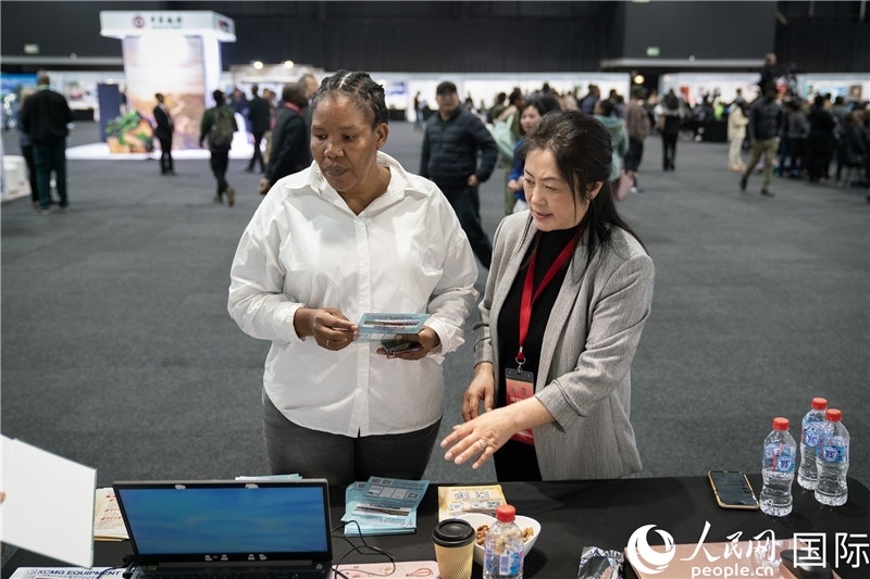 中企工作人員和當(dāng)?shù)厍舐氄呓徽?。希拉茲攝