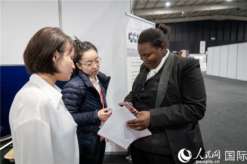 中企工作人員和當(dāng)?shù)厍舐氄呓徽?。希拉茲攝