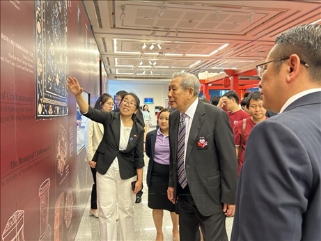 工作人員為泰國前副總理、泰中文化促進(jìn)委員會主席披尼講解展覽內(nèi)容。中國駐泰國大使館供圖