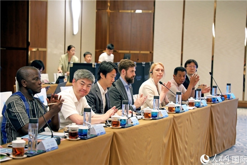 參加產(chǎn)業(yè)對接會(huì)的各國駐華使節(jié)。人民網(wǎng)記者趙益普攝