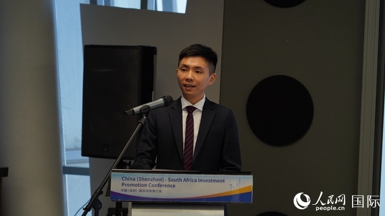 深圳市黃金珠寶首飾行業(yè)協(xié)會副會長李澤鋒介紹深圳市黃金珠寶產(chǎn)業(yè)發(fā)展情況。人民網(wǎng) 劉暢攝