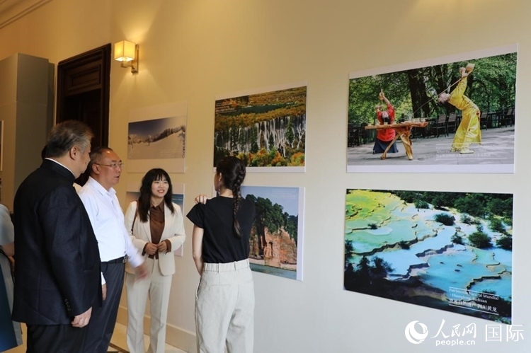 四川省文化和旅游廳副廳長王成平、墨西哥松林文化中心展覽部主任盧西亞·恩里克斯·岡薩雷斯·薩拉維亞、墨西哥中國文化中心主任石岳文參觀圖片展。拍攝者為墨西哥分社外籍雇員埃內(nèi)斯托·多明戈斯