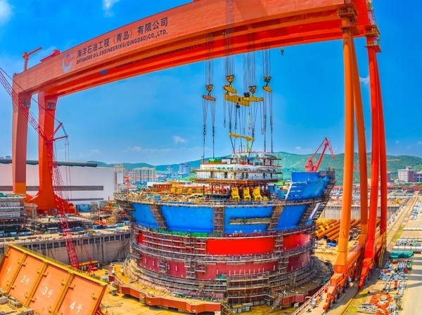 “?？惶枴蓖ㄟ^雙龍門吊進(jìn)行總裝。侯憲鵬攝