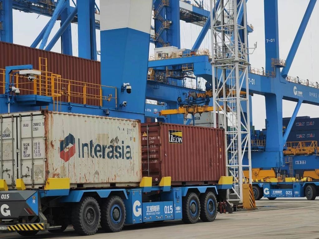 在欽州自動化集裝箱碼頭，智能導(dǎo)引運輸車在運送集裝箱。新華社記者趙歡 攝