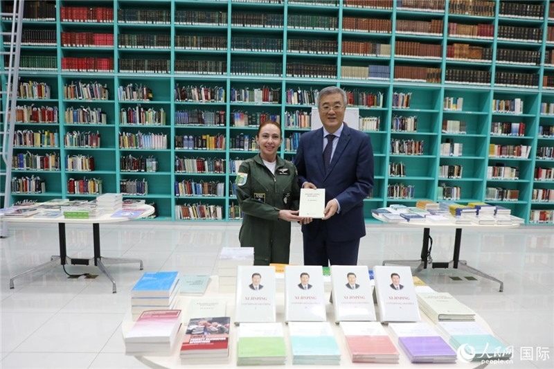 授課后，中國駐巴西大使祝青橋向巴西高等防務(wù)學(xué)院圖書館捐贈了150本書籍。圖為祝青橋和巴西高等防務(wù)學(xué)院院長卡拉·利里奧·馬丁斯在圖書捐贈儀式上。 人民網(wǎng)記者 陳一鳴攝