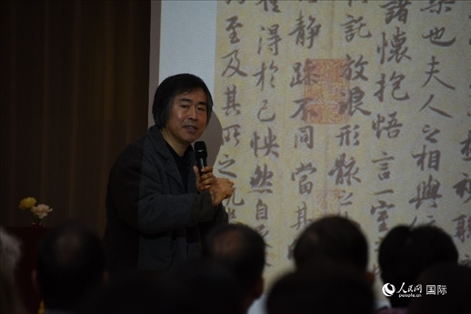國家畫院王東聲教授介紹中國書法作品。人民網(wǎng)記者 殷淼攝