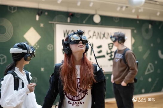 體驗(yàn)三星堆VR文化。中國駐瑞典大使館供圖