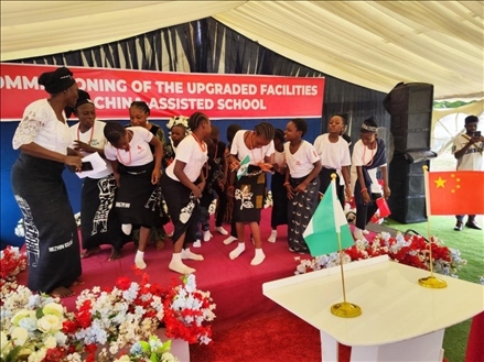 師生們載歌載舞。駐尼日利亞使館供圖