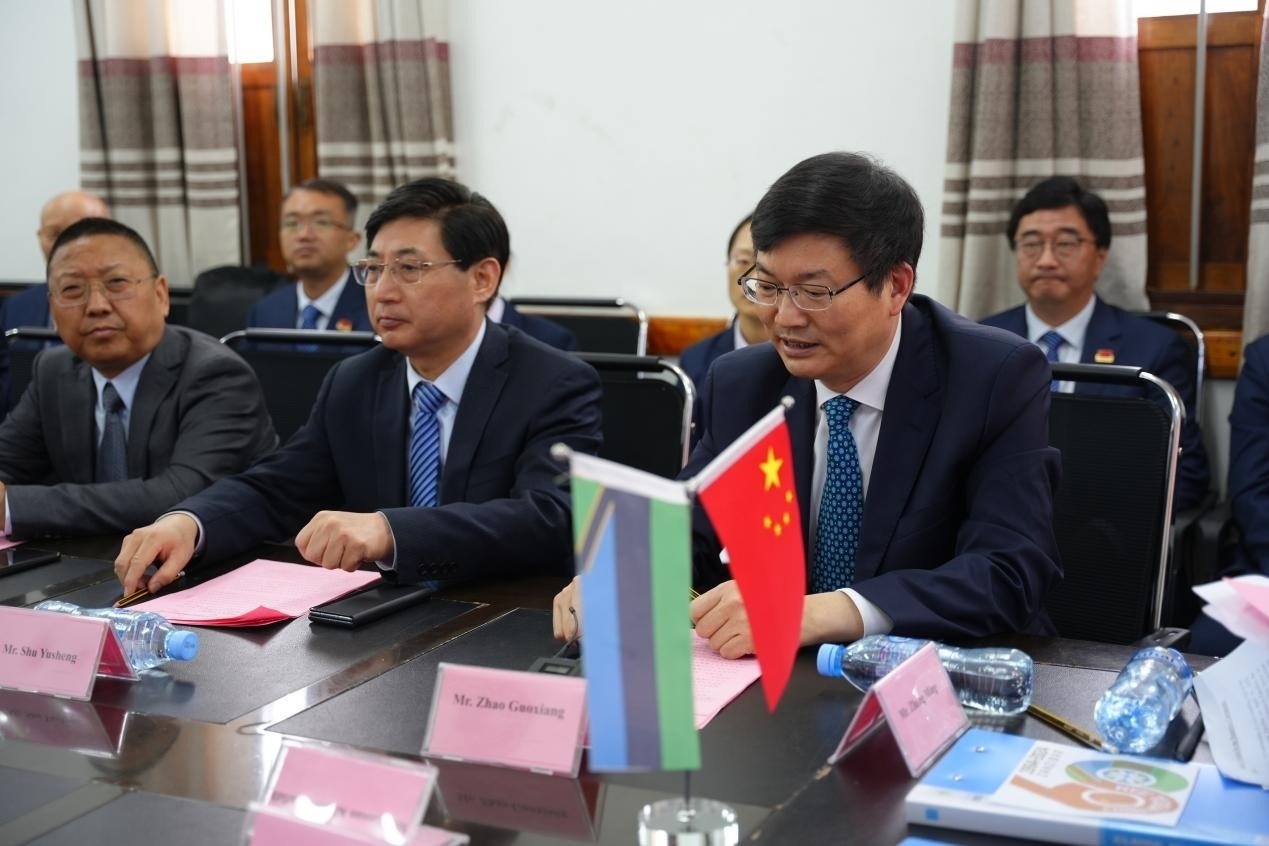 揚州市衛(wèi)健委黨委書記趙國祥在衛(wèi)生部捐贈儀式上發(fā)言。中國援桑醫(yī)療隊供圖