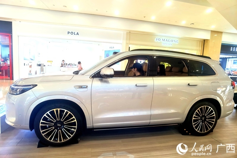  消費者在試駕汽車。人民網(wǎng)記者 陳燕攝