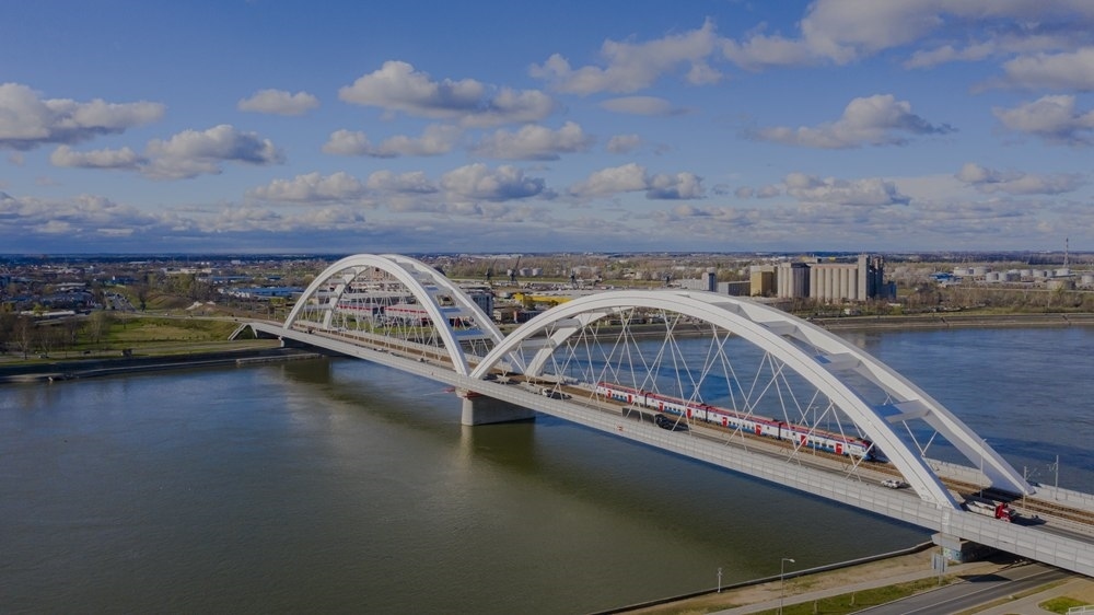 2024年3月12日，一列火車運行在匈塞鐵路塞爾維亞境內(nèi)貝諾段諾維薩德多瑙河大橋上（無人機照片）。新華社發(fā)（任衛(wèi)云攝）