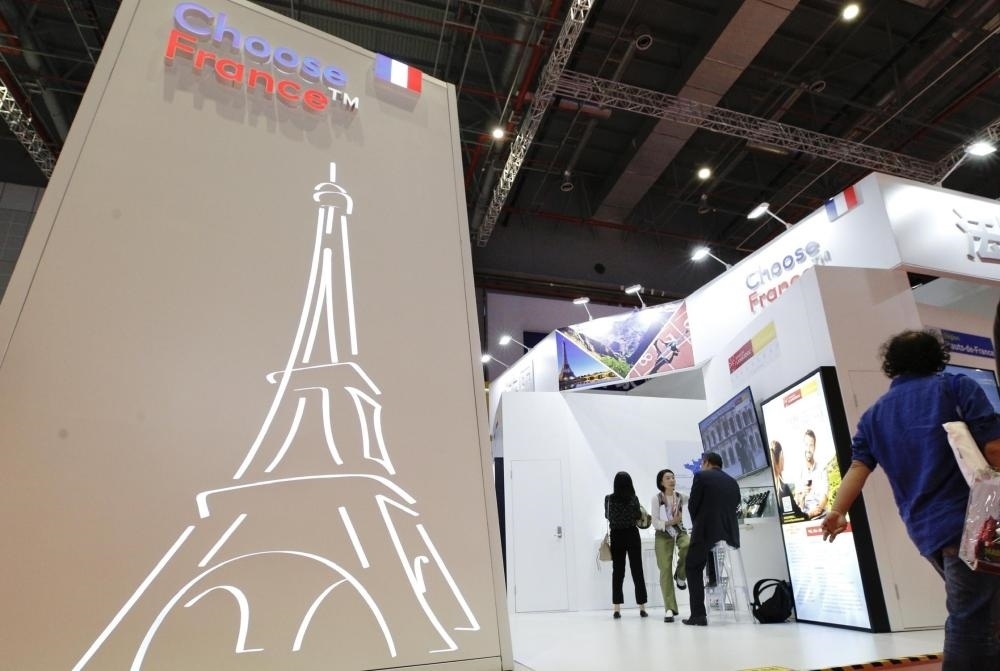 2019年11月5日，第二屆中國國際進口博覽會在上海國家會展中心開幕。這是參觀者走過法國國家館。新華社記者 張玉薇 攝