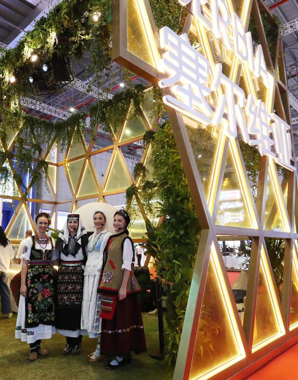 2023年11月6日，身著傳統(tǒng)服飾的演職人員在上海進博會國家展塞爾維亞展臺迎接參觀者。第六屆進博會國家展全面恢復(fù)線下舉辦，洪都拉斯、塞爾維亞、越南、南非、哈薩克斯坦作為本屆進博會主賓國在國家展亮相。新華社記者 方喆 攝