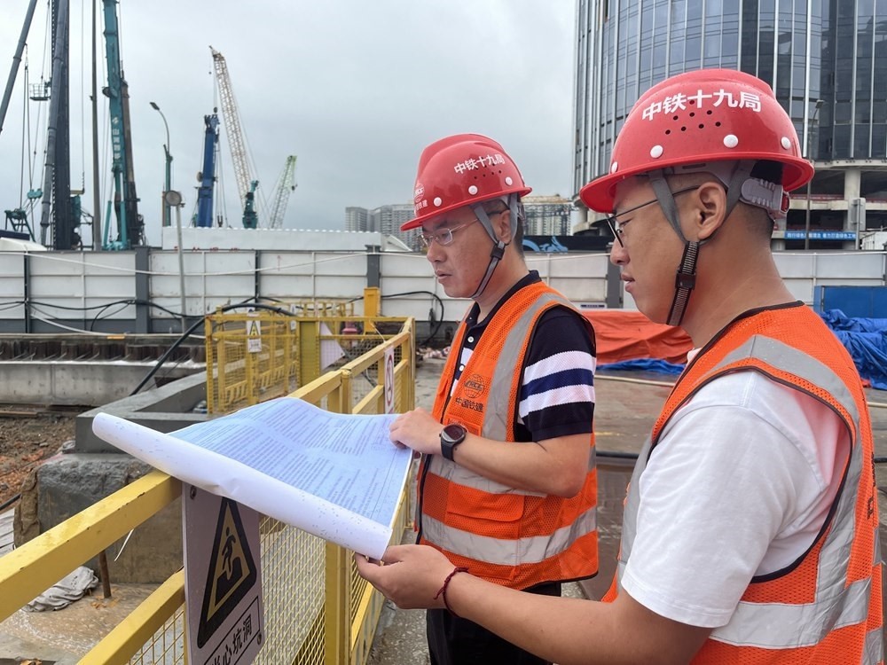 2024年4月26日，深圳市五一勞動(dòng)獎(jiǎng)?wù)芦@得者、中鐵十九局軌道公司項(xiàng)目副經(jīng)理夏荔（左）在穗莞深城際鐵路前皇段皇崗口岸站建設(shè)現(xiàn)場忙碌。新華社發(fā)