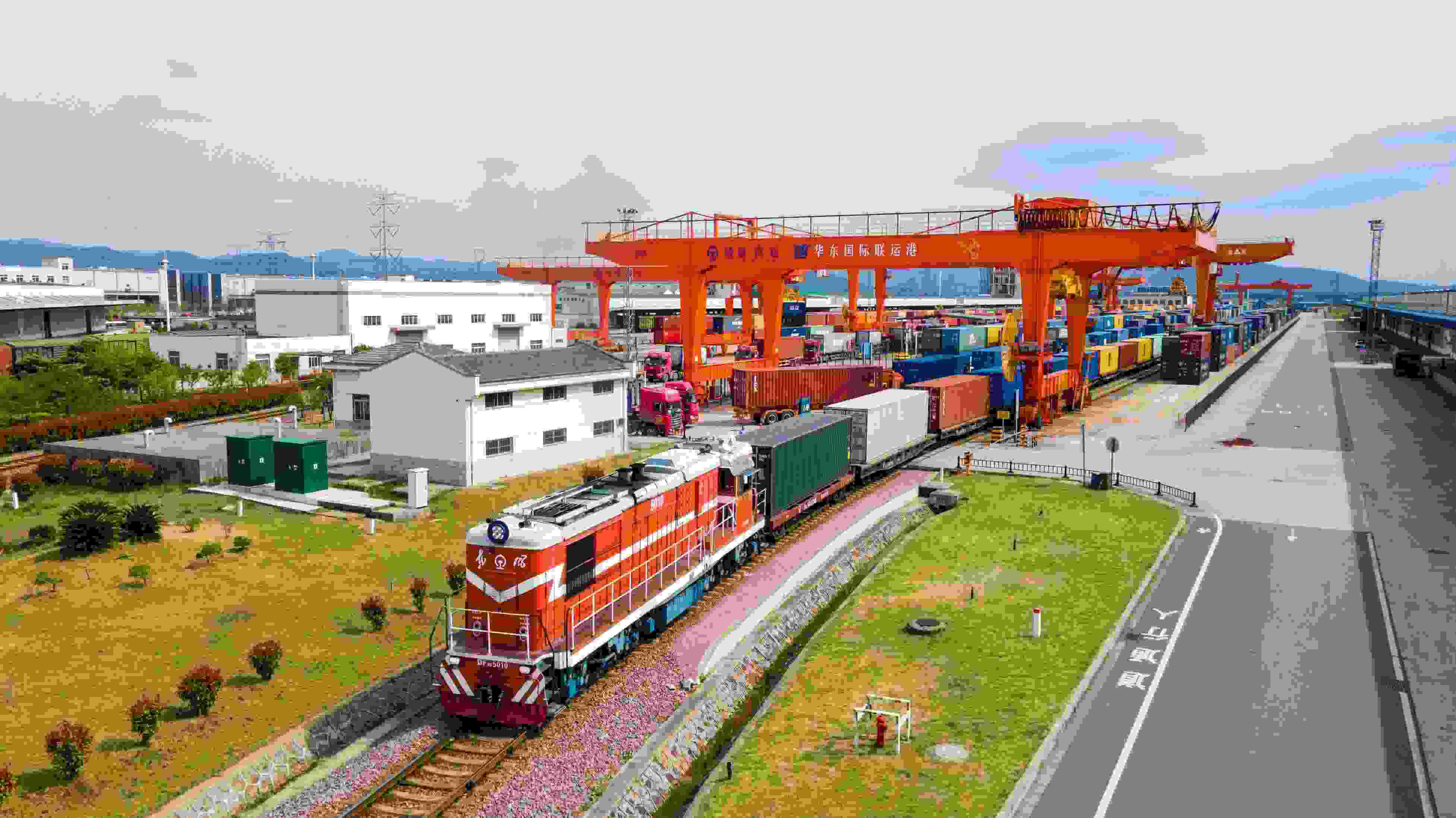 △2024年4月1日，浙江省金華華東國際聯(lián)運港，一列中歐班列裝載110個標(biāo)箱日用百貨、電動工具、機械裝備等貨物從鐵路金華南貨場啟程駛往匈牙利布達(dá)佩斯。